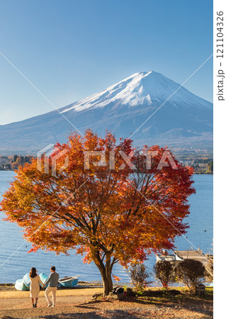 「山梨県」河口湖の紅葉越しに望む富士山 121104326
