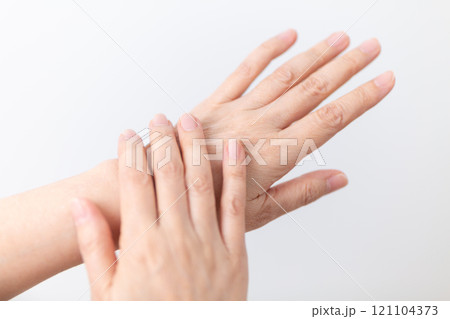 ミドル〜シニア女性の手元 121104373