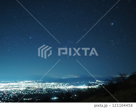 夜明け前の榛名山と星々 夜明け前の榛名山と星々 121104458