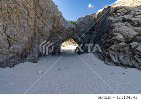 慶良間諸島 渡嘉敷島にある阿波連ビーチにある穴の開いた岩 121104543