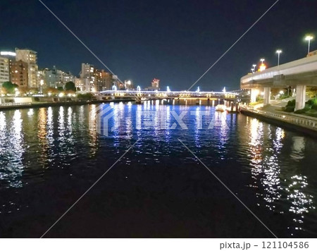 吾妻橋から見る隅田川の夜景 121104586