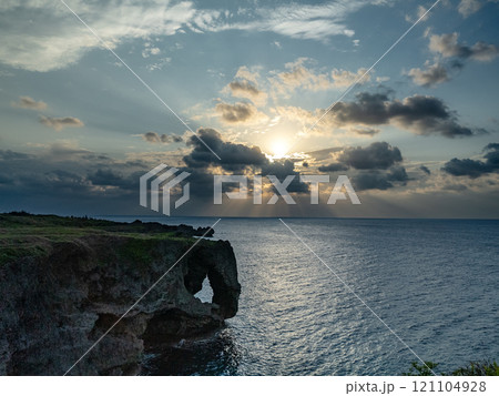 沖縄県 国頭郡恩納村にある万座毛と夕日 沖縄県 国頭郡恩納村にある万座毛と夕日 121104928