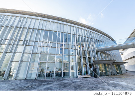 和歌山県和歌山市　快晴の和歌山県立博物館 121104979