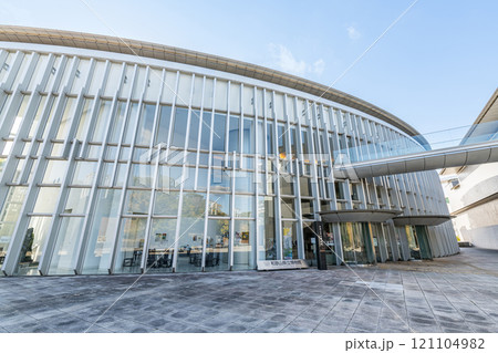 和歌山県和歌山市　快晴の和歌山県立博物館 121104982