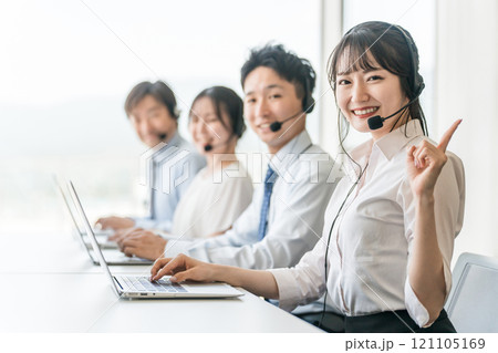 コールセンターのオペレーターチームの男女（テレオペ・テレアポ） 121105169