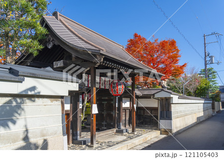 京都西陣　紅葉の季節の雨宝院（西陣聖天）　南門 121105403