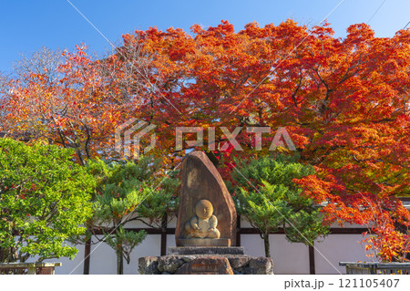 京都 宝鏡寺の人形塚と真っ赤に色づいた紅葉 京都 宝鏡寺の人形塚と真っ赤に色づいた紅葉 121105407