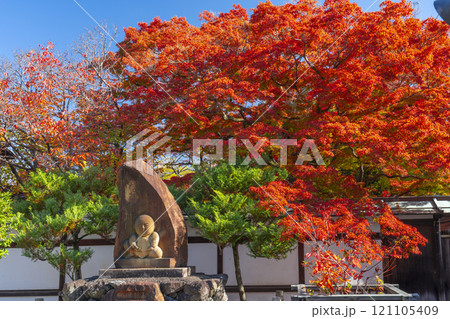 京都 宝鏡寺の人形塚と真っ赤に色づいた紅葉 京都 宝鏡寺の人形塚と真っ赤に色づいた紅葉 121105409