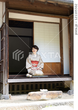 縁側で佇んでいる和服の女性 縁側で佇んでいる和服の女性 121105502