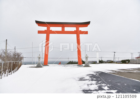 冬の北海道江差町で八大龍王神江聖団本宮の境内の風景を撮影 121105509