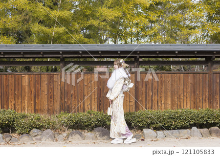 成人式イメージ　風情のある街を歩く着物姿女性 121105833