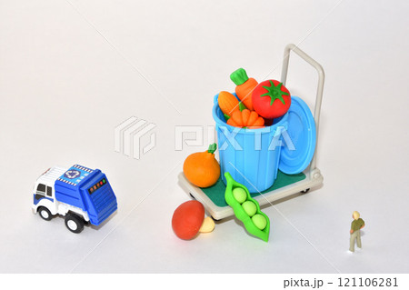 食品ロス sdgs フードロス 廃棄物を見上げる少年イメージ 食品ロス sdgs フードロス 廃棄物を見上げる少年イメージ 121106281
