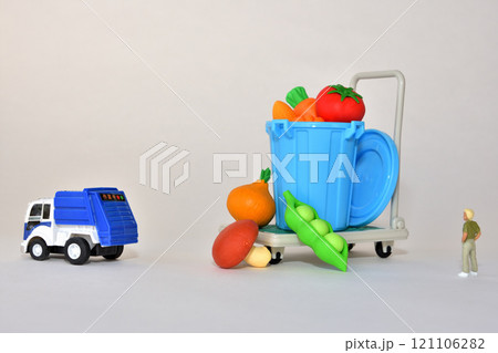 食品ロス sdgs フードロス 廃棄物を見上げる少年イメージ 食品ロス sdgs フードロス 廃棄物を見上げる少年イメージ 121106282
