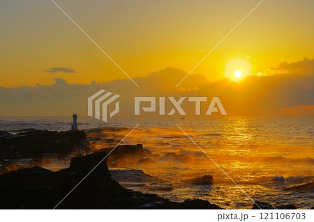 南房総千倉町の荒磯に立つ小さな灯台と日の出の風景　Ver4 121106703