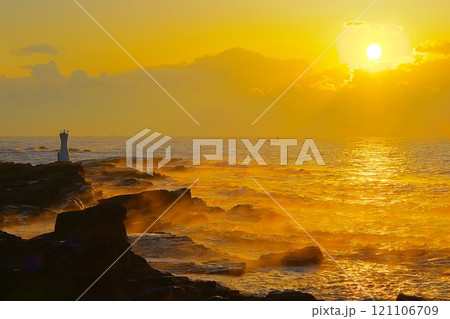 南房総千倉町の荒磯に立つ小さな灯台と日の出の風景　Ver2 121106709