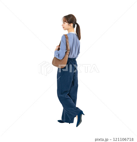 カジュアルウェアを着て歩く女性の後ろ姿 手作業で精密に切り抜いた背景透過全身写真PNG カジュアルウェアを着て歩く女性の後ろ姿 手作業で精密に切り抜いた背景透過全身写真PNG 121106718