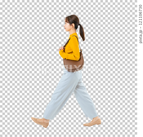 一個穿著休閒裝行走的女人,一張透明全身照片PNG,透明背景是手工精確剪下來的 一個穿著休閒裝行走的女人,一張透明全身照片PNG,透明背景是手工精確剪下來的 121106730