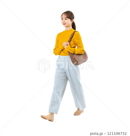 歩くカジュアルウェアの女性　手作業で精密に切り抜いた背景透過全身写真PNG 121106732