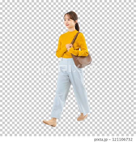 一個穿著休閒裝行走的女人，一張透明全身照片PNG，透明背景是手工精確剪下來的 121106732