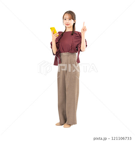 スマホを持っておすすめするカジュアルウェアの女性　手作業で精密に切り抜いた背景透過全身写真PNG 121106733