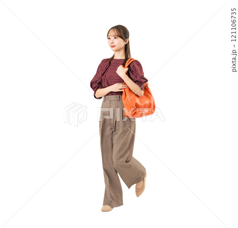 歩くカジュアルウェアの女性　手作業で精密に切り抜いた背景透過全身写真PNG 121106735