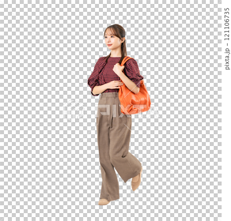 歩くカジュアルウェアの女性　手作業で精密に切り抜いた背景透過全身写真PNG 121106735