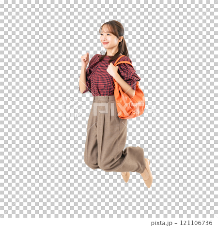 PNG穿著休閒裝的跳躍女人-透明背景的全身照片，手工精確剪裁 121106736