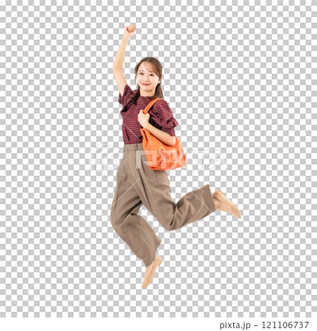 PNG穿著休閒裝的跳躍女人-透明背景的全身照片，手工精確剪裁 121106737