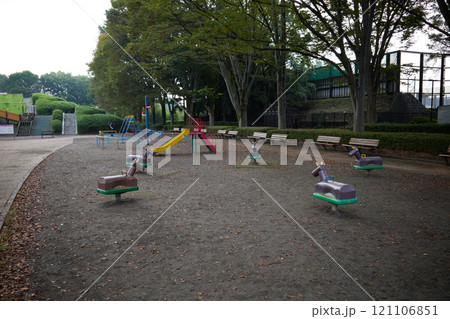 静かな公園の遊具エリア 121106851