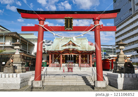 東京都　大田区　穴守稲荷神社　鳥居と拝殿 121106852