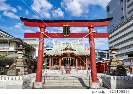 東京都　大田区　穴守稲荷神社　鳥居と拝殿 121106855