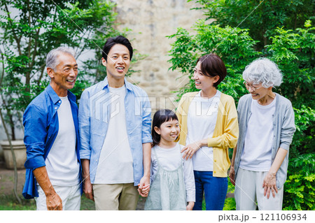 三世代家族の仲良しポートレート 121106934