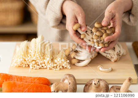 きのこを切り分ける女性の手元 121106990