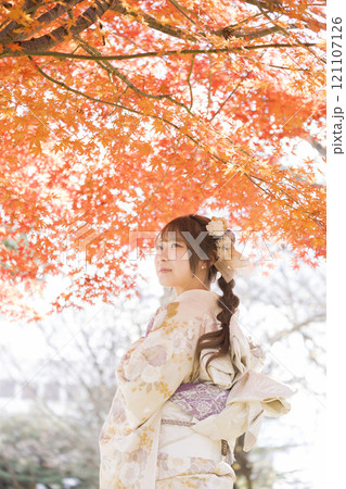 成人式前撮りイメージ 紅葉の中に立つ着物姿の女性 成人式前撮りイメージ 紅葉の中に立つ着物姿の女性 121107126