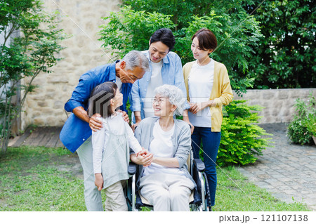 車椅子のおばあちゃんと仲良し三世代家族 121107138