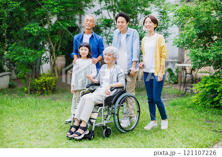 車椅子のおばあちゃんと仲良し三世代家族 車椅子のおばあちゃんと仲良し三世代家族 121107226
