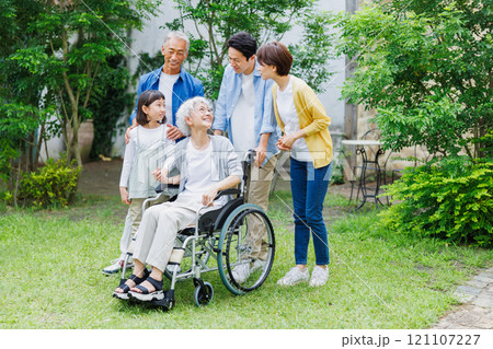 車椅子のおばあちゃんと仲良し三世代家族 121107227
