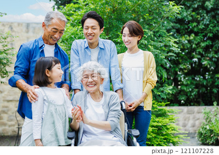 車椅子のおばあちゃんと仲良し三世代家族 車椅子のおばあちゃんと仲良し三世代家族 121107228