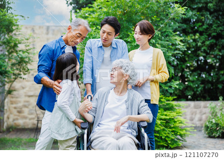 車椅子のおばあちゃんと仲良し三世代家族 車椅子のおばあちゃんと仲良し三世代家族 121107270