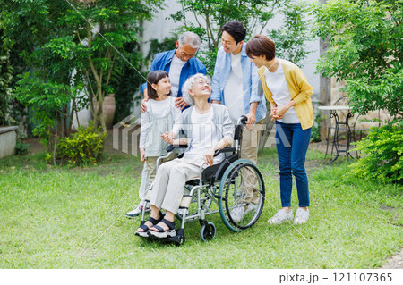 車椅子のおばあちゃんと仲良し三世代家族 121107365