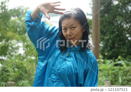 公園で運動する長身女性 公園で運動する長身女性 121107521