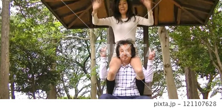 公園で肩車する長身美人 公園で肩車する長身美人 121107628