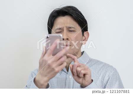 スマホの画面が見にくい男性 老眼 眼精疲労 疲れ目 スマホの画面が見にくい男性 老眼 眼精疲労 疲れ目 121107881