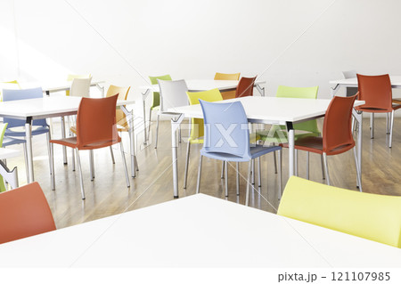カラフルなイスとテーブルが並んだ空間 ラウンジ 121107985