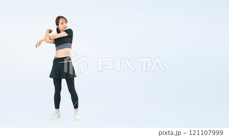スポーツウェアを着てストレッチする女性の全身写真 スポーツウェアを着てストレッチする女性の全身写真 121107999