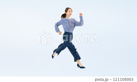 カジュアルウェアを着てジャンプする女性の全身写真 121108003