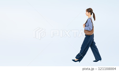 カジュアルウェアを着て歩く女性の全身写真 121108004