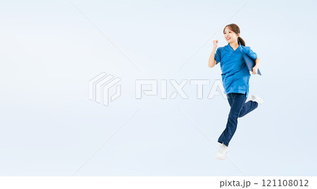 スクラブを着てジャンプする女性の全身写真 121108012