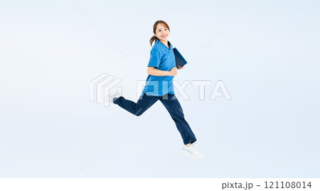 スクラブを着てジャンプする女性の全身写真 スクラブを着てジャンプする女性の全身写真 121108014