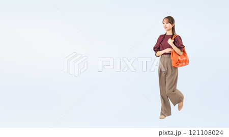 歩くカジュアルウェアの女性の全身写真 歩くカジュアルウェアの女性の全身写真 121108024